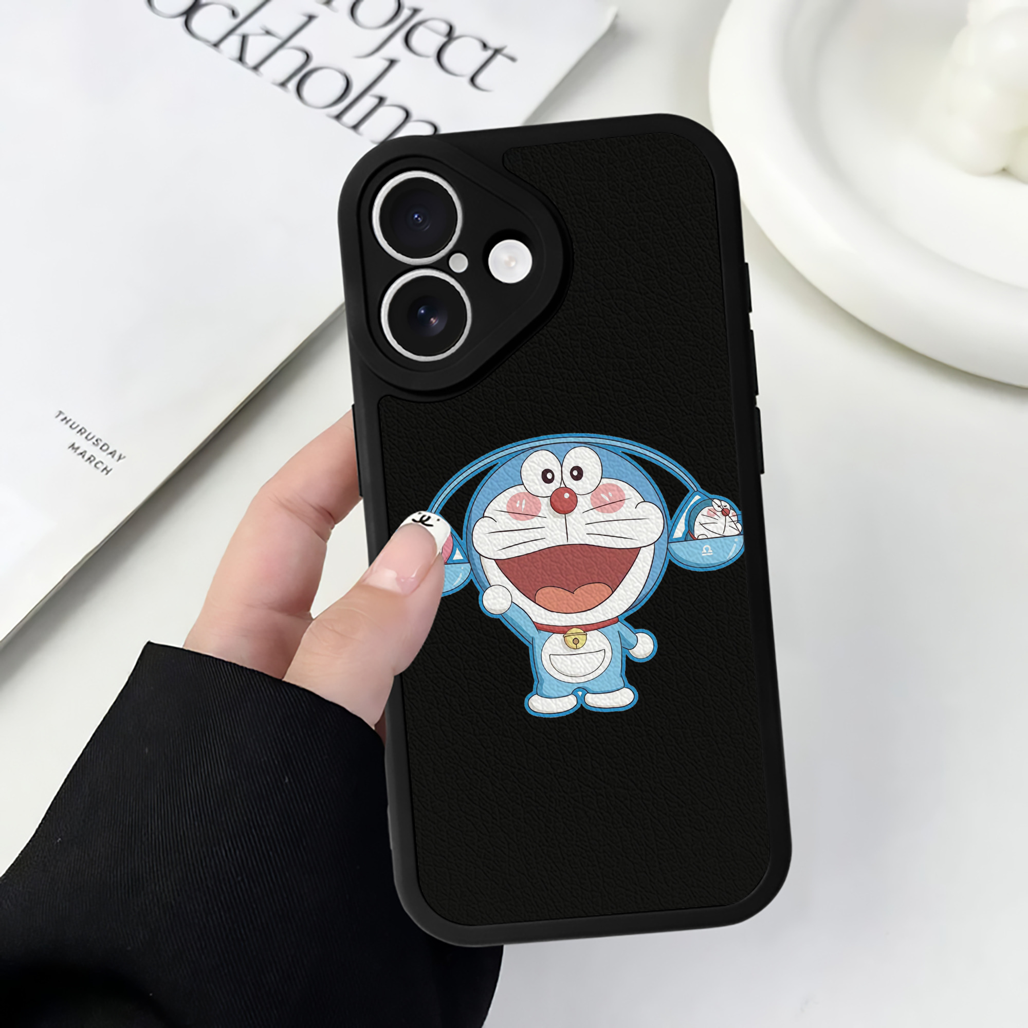 （画像用） ドラえもん Doraemon 【iPhone 16シリーズ対応】シリコンスマホケース（レザー調） 材質：シリコン